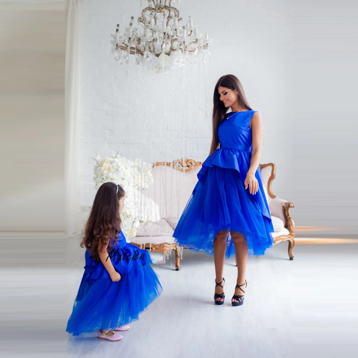 2022 New Royal Blue Mom And Kid Matching Dresses For Photo Shoot Hi Low Satin And Tulle Mother And Daughter Evening Gowns
2022 New Royal Blue Mom And Kid Matching Dresses For Photo Shoot Hi Low Satin And Tulle Mother And Daughter Evening Gowns