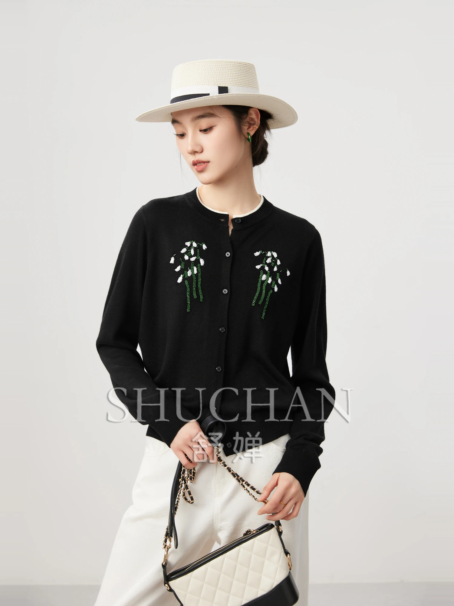2025 Good Quality, Spring Roaming, Bead Embroidery, Color Matching Round Neck Fake Two-piece Wool Knitted Cardigan Women
2025 Good Quality, Spring Roaming, Bead Embroidery, Color Matching Round Neck Fake Two-piece Wool Knitted Cardigan Women