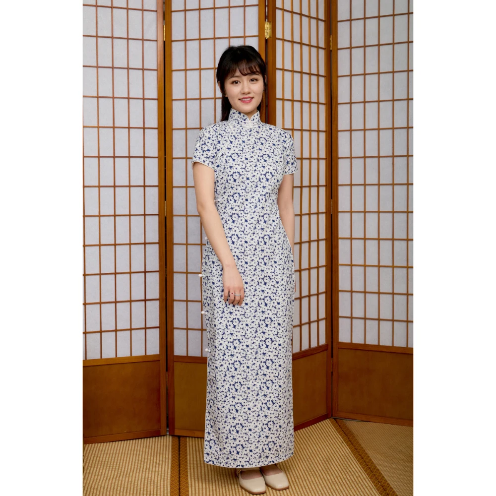 Ретро-платье с коротким рукавом, открытым передом, длинное, из хлопка и льна, с цветочным принтом, в пол, для повседневной носки, женское, традиционное китайское.
Ретро-платье с коротким рукавом, открытым передом, длинное, из хлопка и льна, с цветочным принтом, в пол, для повседневной носки, женское, традиционное китайское.