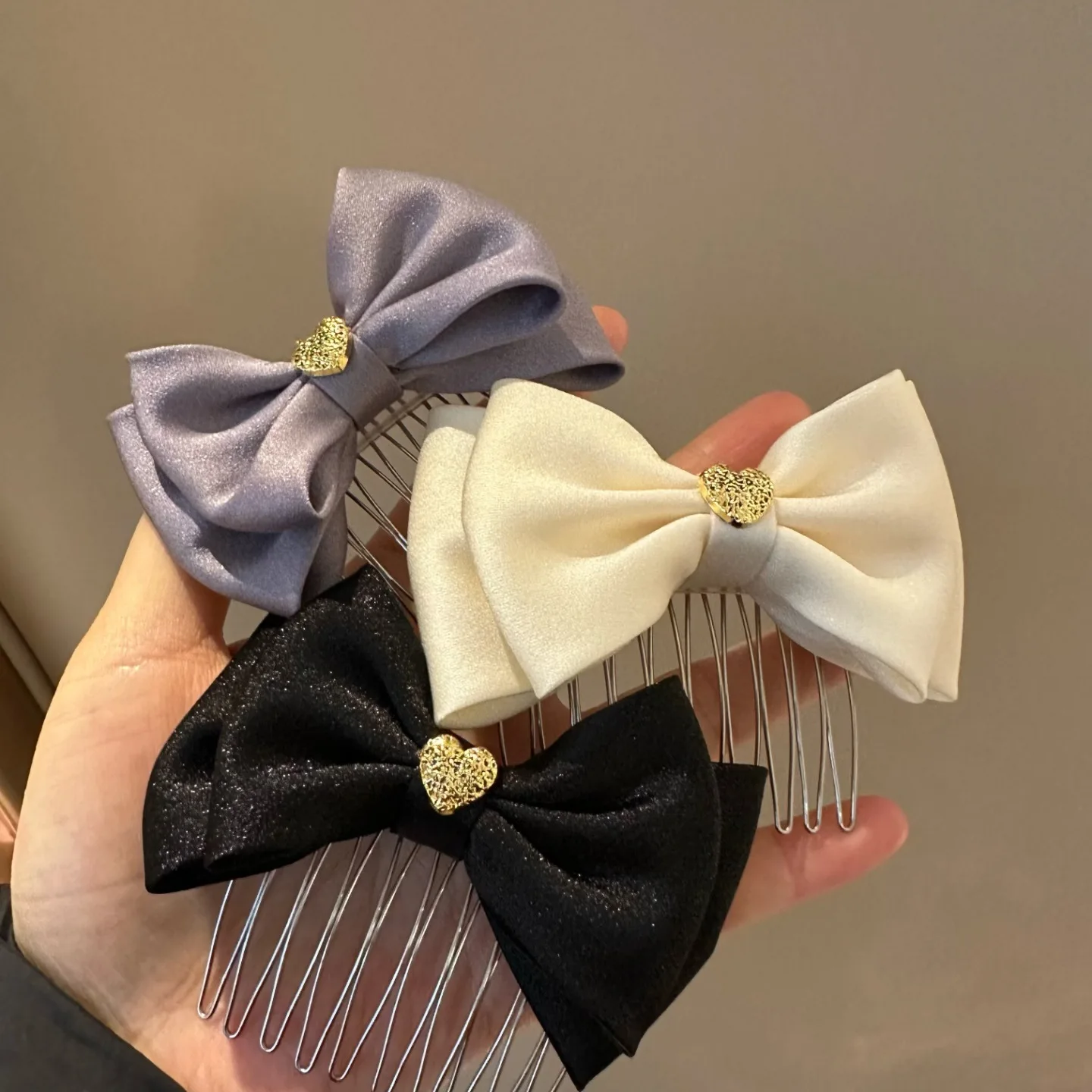 Pearl Satin Hair Comb Bow Heart Reverse Insert for Women Princess Bangs Baby Hair Fix Premium Portable Non Slip
Pearl Satin Hair Comb Bow Heart Reverse Insert for Women Princess Bangs Baby Hair Fix Premium Portable Non Slip