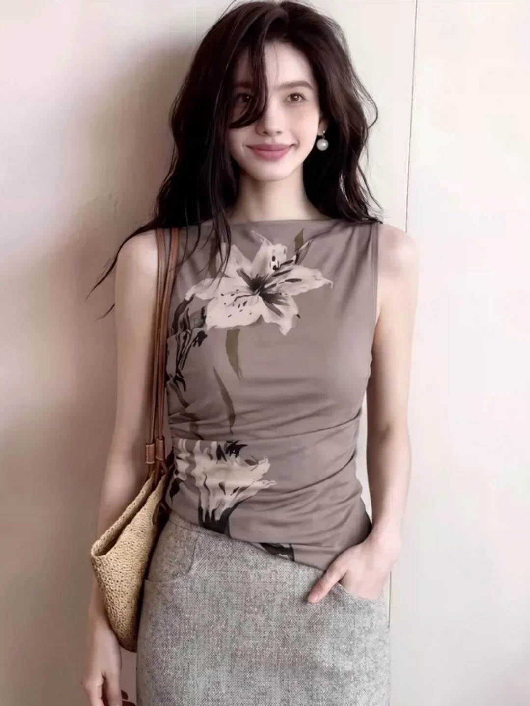 Retro Floral Print Sleeveless Vest Lightweight Maturity Style Versatile Elegant Slimming Top for Summer Commute Korean Version
Retro Floral Print Sleeveless Vest Lightweight Maturity Style Versatile Elegant Slimming Top for Summer Commute Korean Version