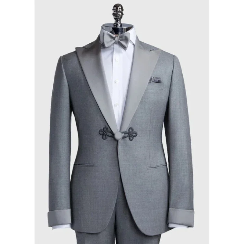Formal Grey Suits For Men 2 PCS Slim Fit Groom Tuexdo Wedding Mandarin Button Peak Lapel Prom Blazer (Jacket + Pants) 2025
Formal Grey Suits For Men 2 PCS Slim Fit Groom Tuexdo Wedding Mandarin Button Peak Lapel Prom Blazer (Jacket + Pants) 2025