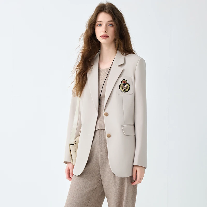 High-end ivory-colored women’s suit jacket for spring and autumn 2026. Stylish, two-button design, relaxed fit, casual style.
High-end ivory-colored women’s suit jacket for spring and autumn 2026. Stylish, two-button design, relaxed fit, casual style.