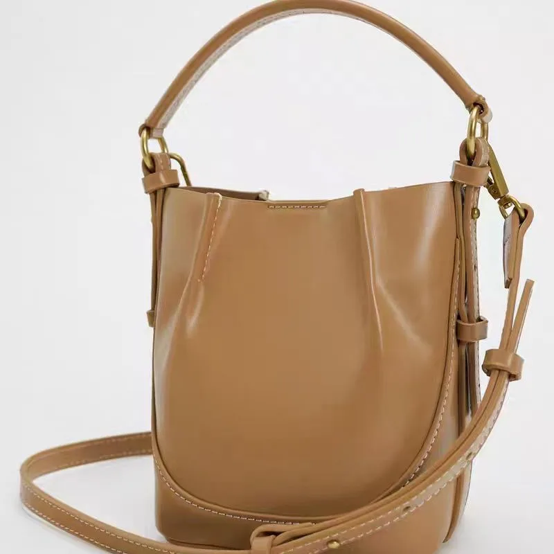 2024 New Bucket Bag Luxury Designer Large Capacity Wide Shoulder Strap One Shoulder Handbag Bundle Portable Crossbody Bucket Bag
2024 New Bucket Bag Luxury Designer Large Capacity Wide Shoulder Strap One Shoulder Handbag Bundle Portable Crossbody Bucket Bag