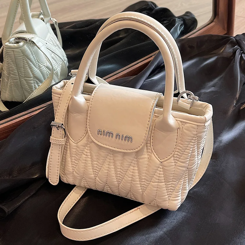 New Lingge Girl Crossbody Bucket Bag Fashion Pleated Girl Handbag Simple Solid Color Women's Shoulder Bag PU Material Sewing Cra
New Lingge Girl Crossbody Bucket Bag Fashion Pleated Girl Handbag Simple Solid Color Women's Shoulder Bag PU Material Sewing Cra