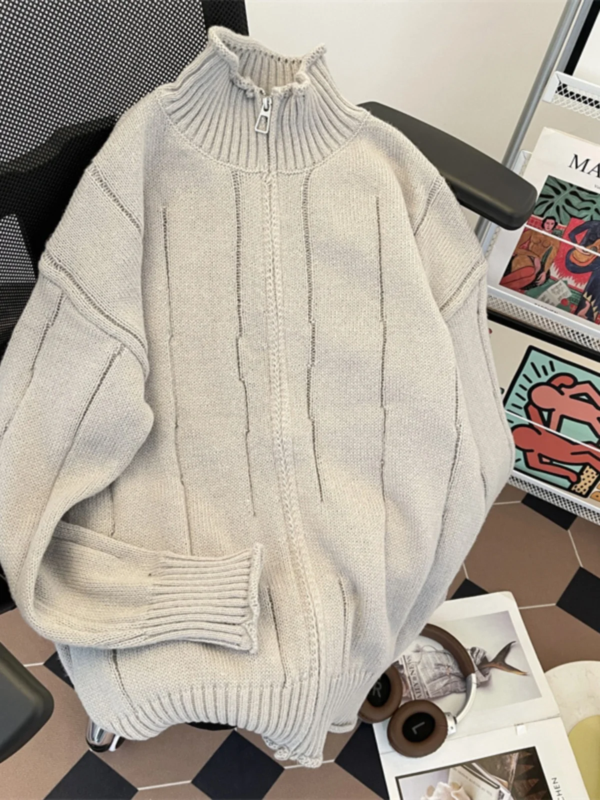 Мужской зимний кардиган на молнии с высоким воротником, свободного кроя, премиум-класса, вязаный, в американском повседневном стиле, модный трикотажный жакет
Мужской зимний кардиган на молнии с высоким воротником, свободного кроя, премиум-класса, вязаный, в американском повседневном стиле, модный трикотажный жакет