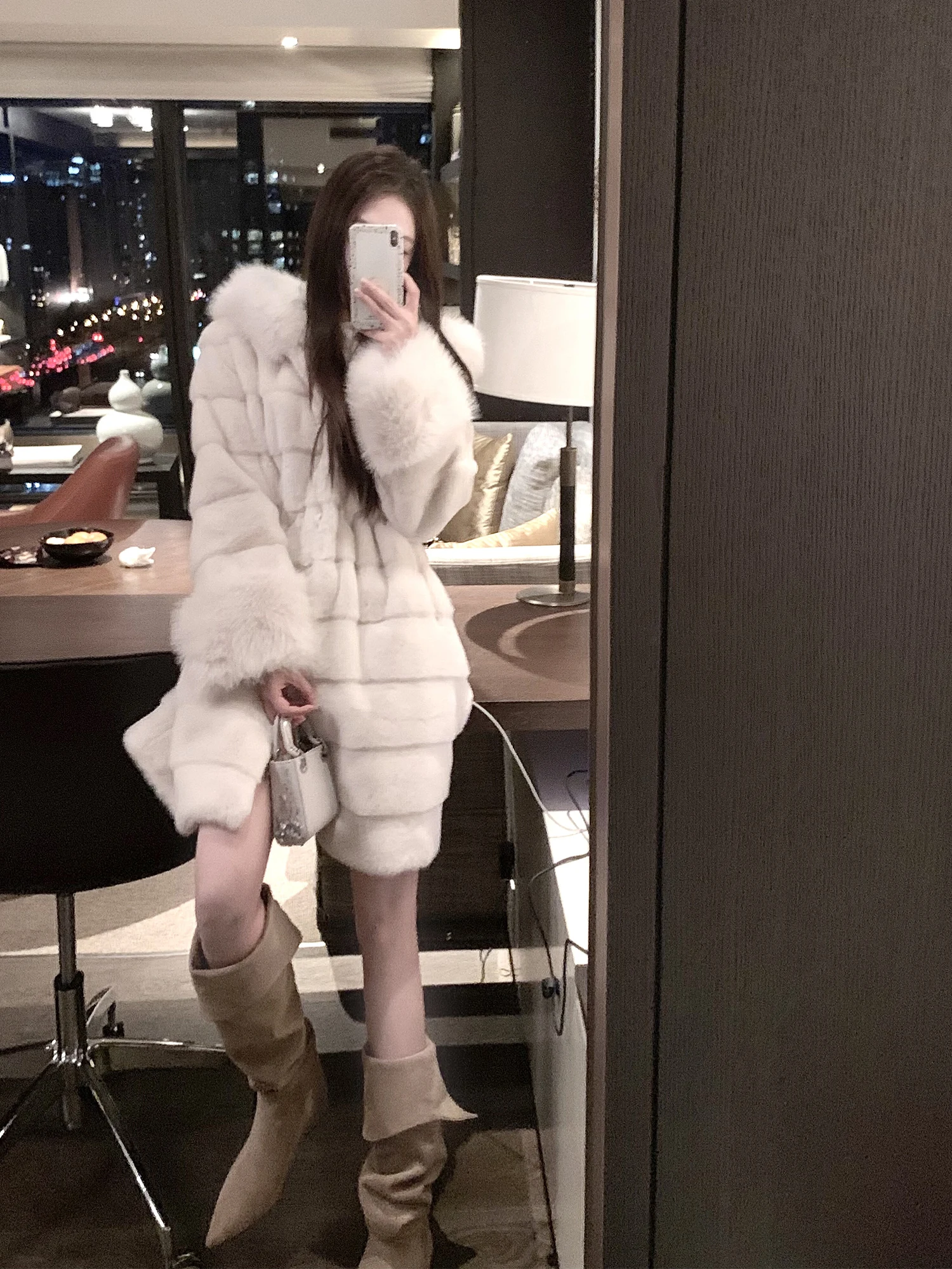 Amor корейская женская шуба из искусственной норки с длинным капюшоном и застежкой на талии, теплая экологически чистая модная зимняя верхняя одежда
Amor корейская женская шуба из искусственной норки с длинным капюшоном и застежкой на талии, теплая экологически чистая модная зимняя верхняя одежда