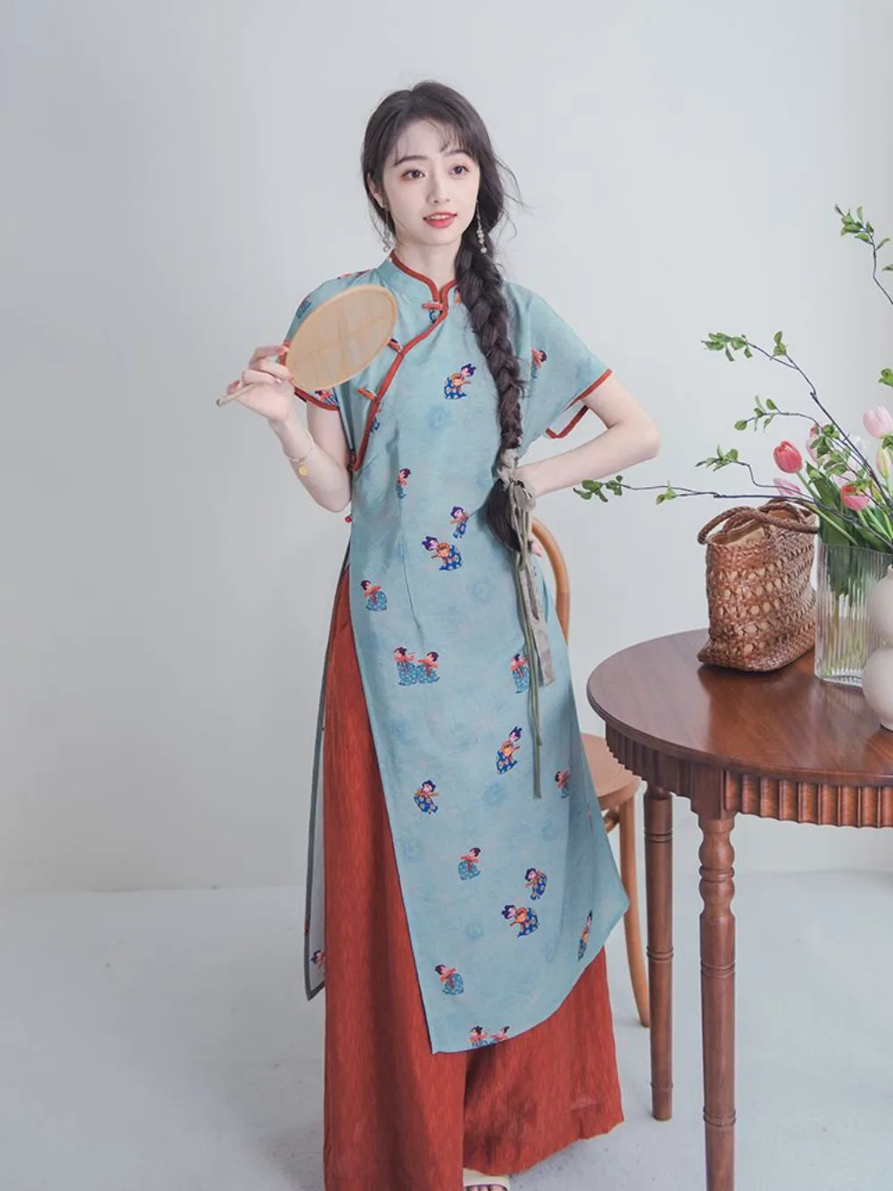  Cheongsam династии Тан 2025 года — синее женское платье с принтом, новый наряд в китайском стиле, элегантный традиционный костюм для женщин
Cheongsam династии Тан 2025 года — синее женское платье с принтом, новый наряд в китайском стиле, элегантный традиционный костюм для женщин