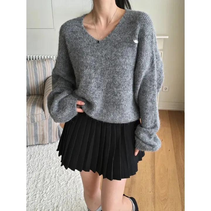 Стильный свободный вязаный свитер с V-образным вырезом, пушистый, повседневный, универсальный, женский, осенне-зимний, модный, в уличном стиле, подходит для...
Стильный свободный вязаный свитер с V-образным вырезом, пушистый, повседневный, универсальный, женский, осенне-зимний, модный, в уличном стиле, подходит для...