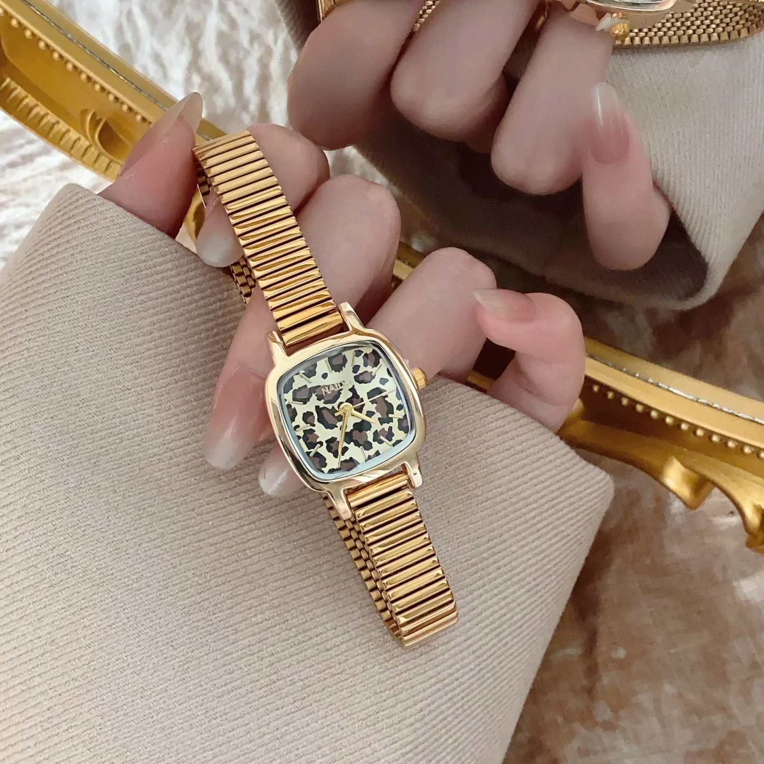 Leopard Print Dial Square Watch Stainless Steel Charm Bracelet For Friend Gift Women's Quartz Watches Gold Original Wristwatches
Leopard Print Dial Square Watch Stainless Steel Charm Bracelet For Friend Gift Women's Quartz Watches Gold Original Wristwatches