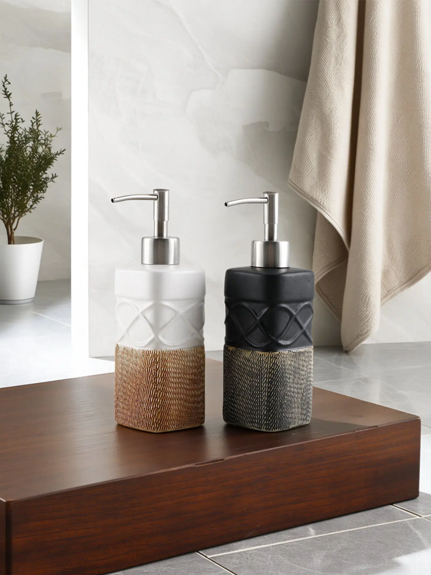 300ml soap dispenser ceramic separate bottle bath gel shampoo lotion bottle press bottle hand lotion home stay hotel
300ml soap dispenser ceramic separate bottle bath gel shampoo lotion bottle press bottle hand lotion home stay hotel