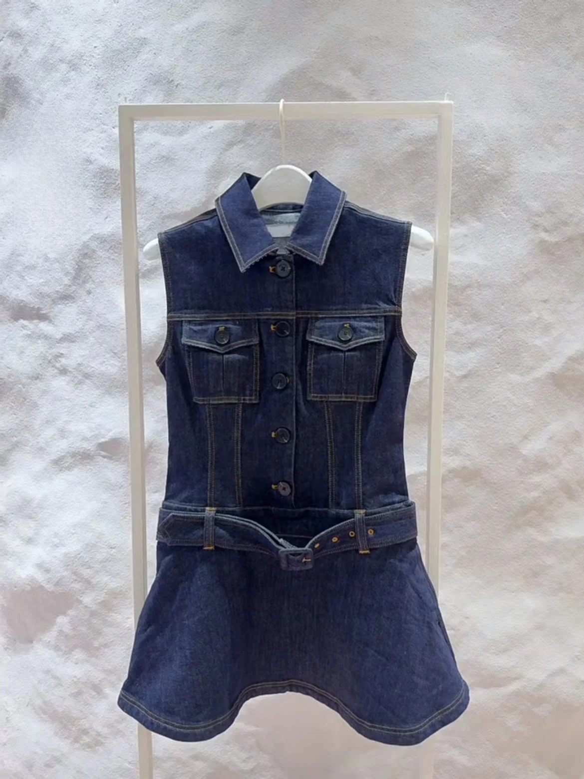 Casual Blue Denim Dress HEIDD SP2026 Spring Summer High Waist A-Line Skirt No Sleeve Turn Collar Bright Stitching Ladies Dress
Casual Blue Denim Dress HEIDD SP2026 Spring Summer High Waist A-Line Skirt No Sleeve Turn Collar Bright Stitching Ladies Dress