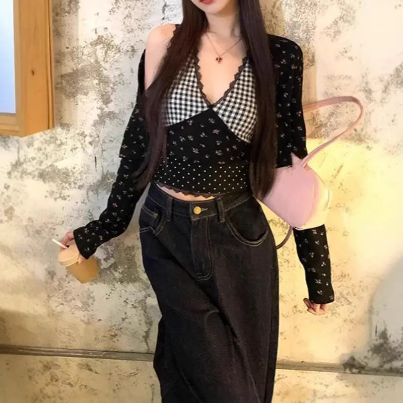 Черный жилет-бретелька, женский весенний новый стиль, интерьерный наряд, пикантная девушка с цветочным принтом, сексуальный короткий топ с v-образным вырезом, комплект кардигана из двух предметов
Черный жилет-бретелька, женский весенний новый стиль, интерьерный наряд, пикантная девушка с цветочным принтом, сексуальный короткий топ с v-образным вырезом, комплект кардигана из двух предметов