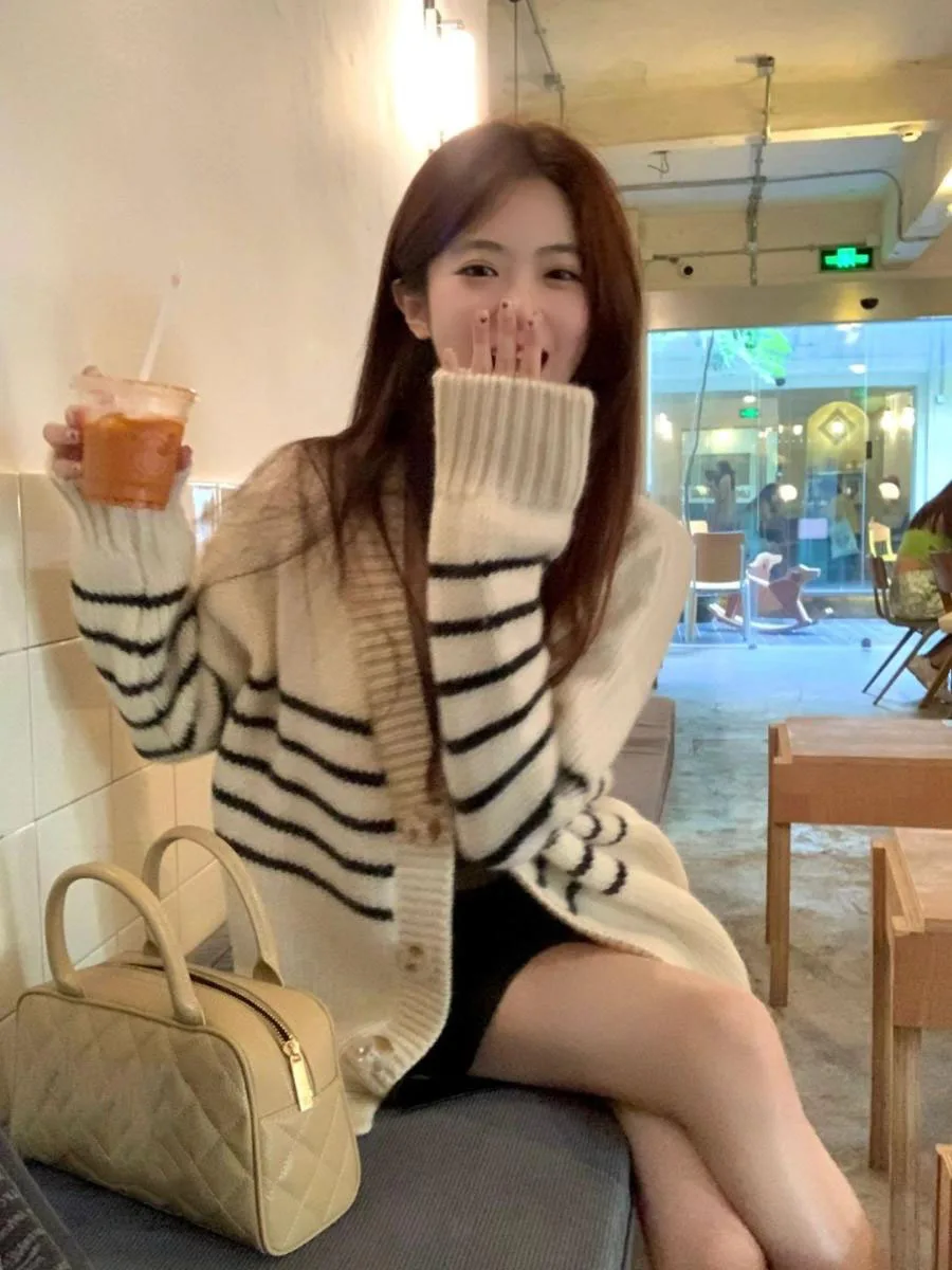Women's Striped Knitted Cardigan 2024 New Autumn Ladies V-neck Single Breasted Lazy Style Sweater Casual Versatile Loose Jacket
Women's Striped Knitted Cardigan 2024 New Autumn Ladies V-neck Single Breasted Lazy Style Sweater Casual Versatile Loose Jacket
