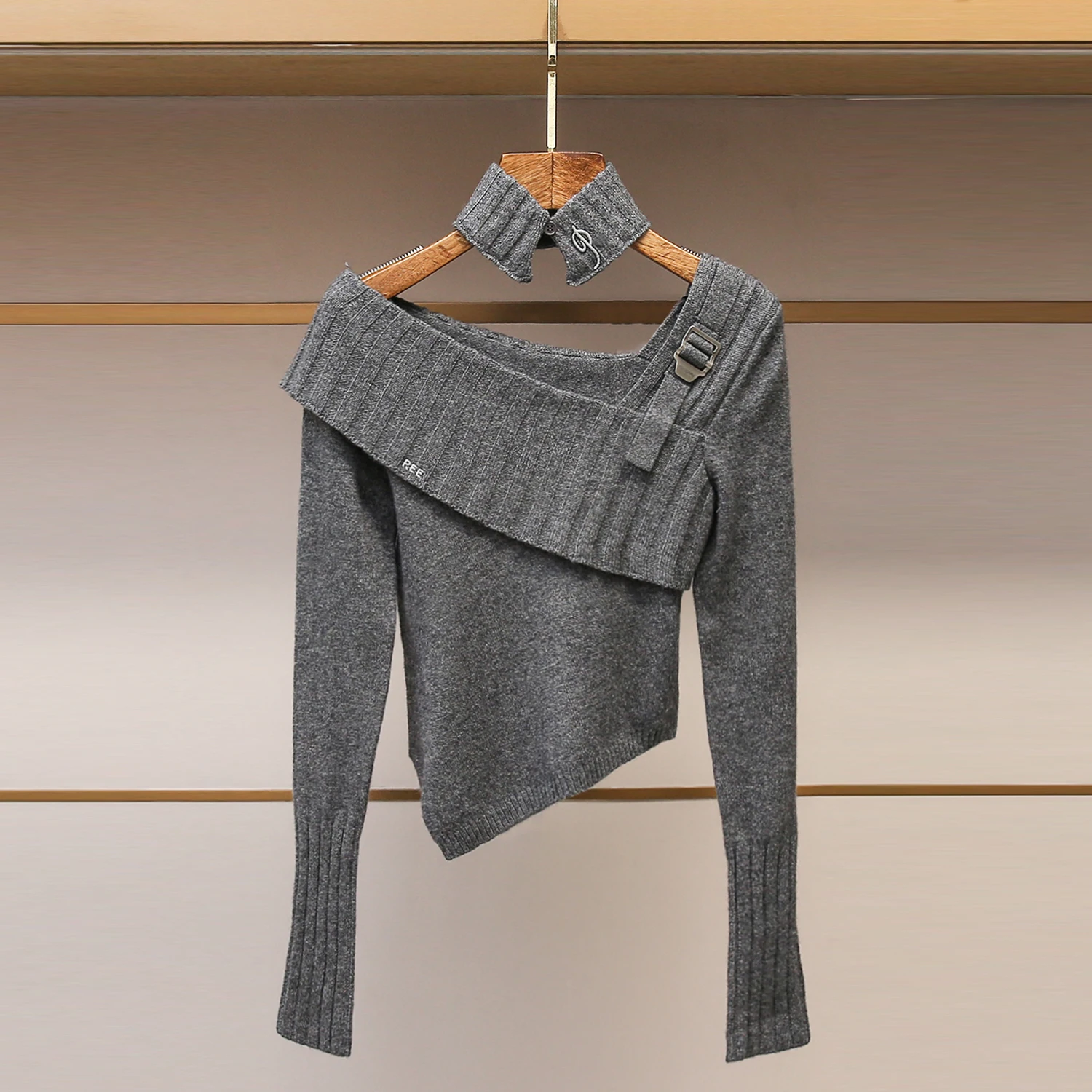 Женский приталенный вязаный свитер с открытыми плечами и длинными рукавами в винтажном стиле, премиум-класса, осенняя новинка
Женский приталенный вязаный свитер с открытыми плечами и длинными рукавами в винтажном стиле, премиум-класса, осенняя новинка