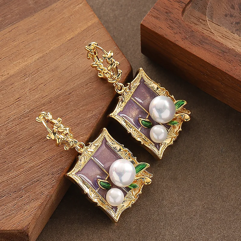 Retro style mid-century style pearl-encrusted geometric earrings, light luxury, elegant, fashionable and elegant banquet earring
Retro style mid-century style pearl-encrusted geometric earrings, light luxury, elegant, fashionable and elegant banquet earring