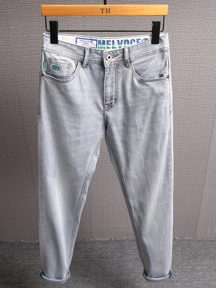 Мягкие тонкие джинсы из саржевой ткани, мужские эластичные брюки с вышитым принтом, маленькие прямые повседневные брюки светлого цвета
Мягкие тонкие джинсы из саржевой ткани, мужские эластичные брюки с вышитым принтом, маленькие прямые повседневные брюки светлого цвета