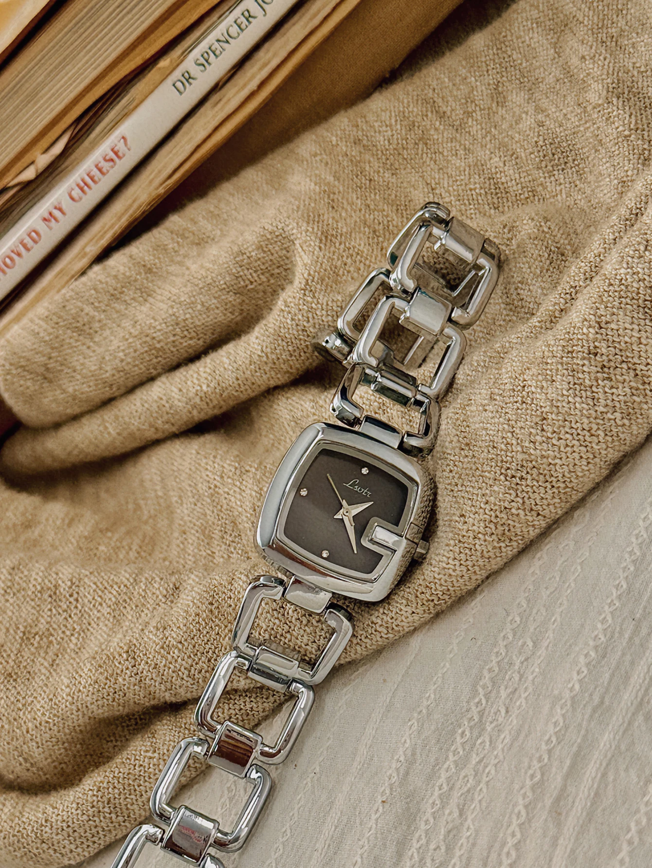 1pc Women's Elegant High-End Fashion Luxury Quartz Watch, Stainless Steel Band, Rhinestone & Mother Of Pearl Dial, Retro Chic St
1pc Women's Elegant High-End Fashion Luxury Quartz Watch, Stainless Steel Band, Rhinestone & Mother Of Pearl Dial, Retro Chic St