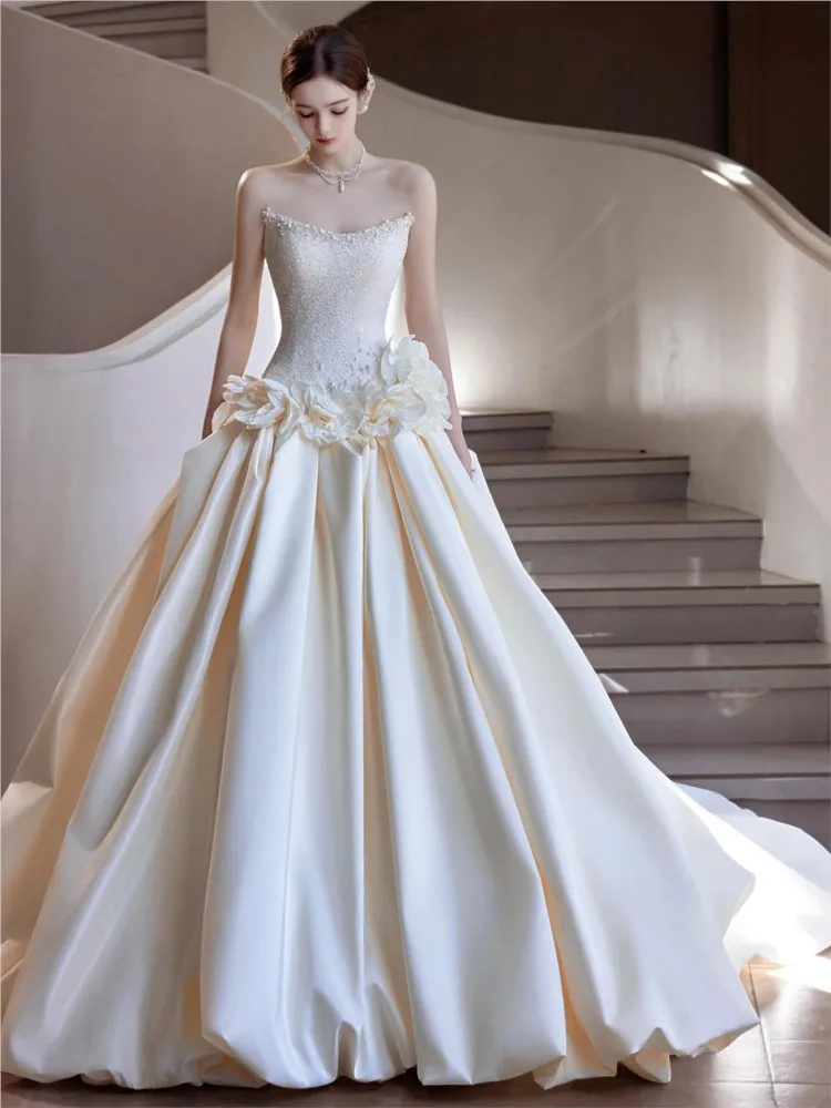 A new satin light simple and strapless dress with main fabric feel
A new satin light simple and strapless dress with main fabric feel