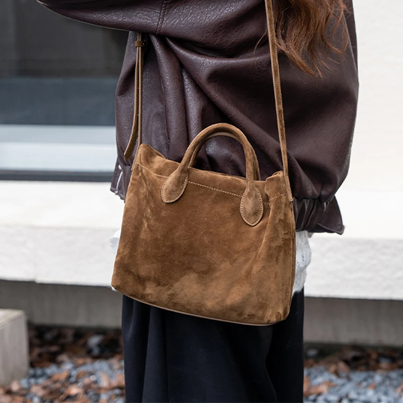 Retro Suede Bucket Bag For Women Casual Crossbody Bag Top Handle Design Tote Genuine Leather Roomy Frosted Shoulder Commuter Bag
Retro Suede Bucket Bag For Women Casual Crossbody Bag Top Handle Design Tote Genuine Leather Roomy Frosted Shoulder Commuter Bag