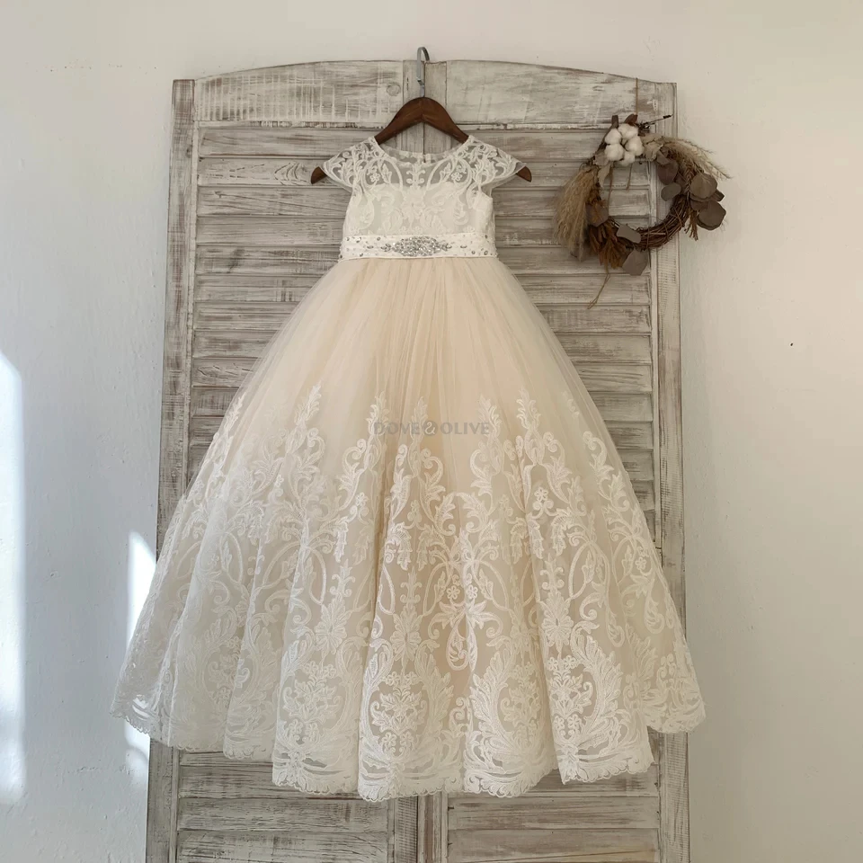 Customized Cap Sleeves Flower Girl Dresses with Rhinestones Belt Champagne Lace Appliques Tulle Wedding Kids Party Gowns
Customized Cap Sleeves Flower Girl Dresses with Rhinestones Belt Champagne Lace Appliques Tulle Wedding Kids Party Gowns