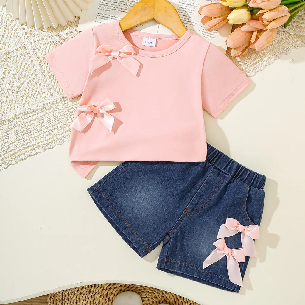 Комплект одежды для маленьких девочек 0-3 лет, розовый кружевной топ с короткими рукавами и украшением с бантом + джинсовые шорты, костюм из 2 предметов для малышей
Комплект одежды для маленьких девочек 0-3 лет, розовый кружевной топ с короткими рукавами и украшением с бантом + джинсовые шорты, костюм из 2 предметов для малышей