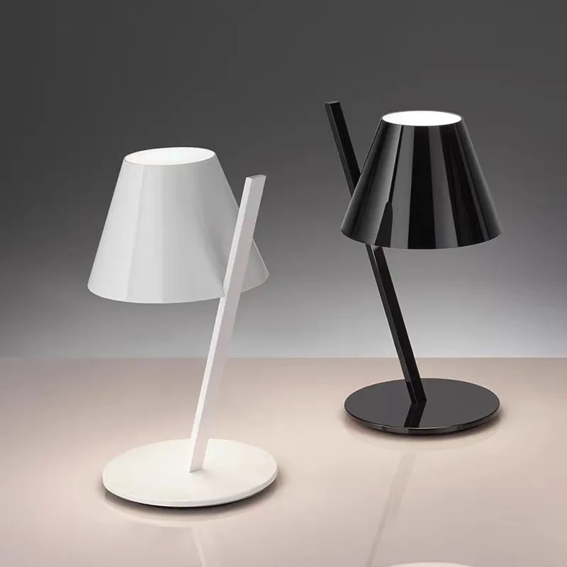 Italian modern study office desk lamp, simple and creative bedside reading decoration desk lamp
Italian modern study office desk lamp, simple and creative bedside reading decoration desk lamp