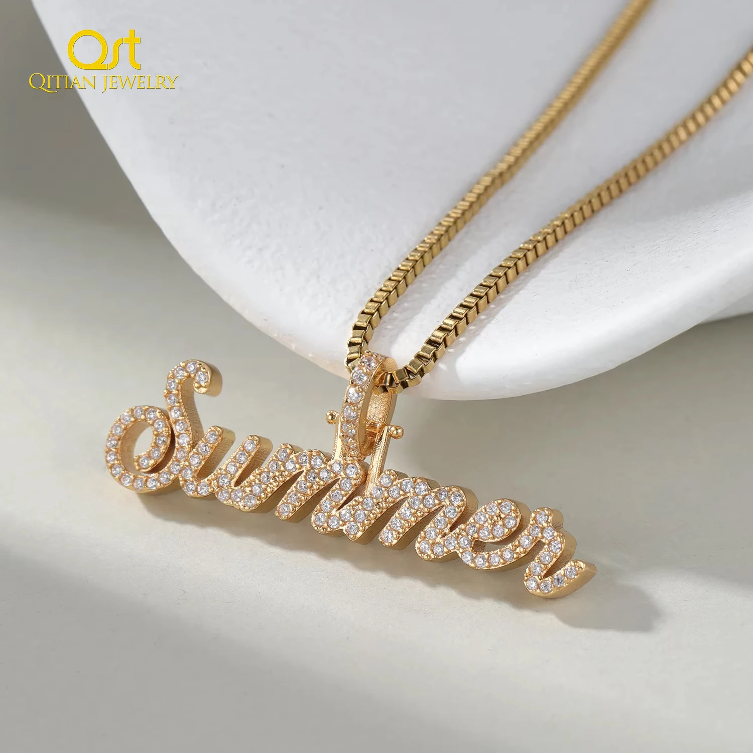 Qitian Custom 3mm Thick Iced Out Name Necklace Gold Plated Cz Diamond Personalized Nameplate Pendant Box Chain Hip Hop Jewelry
Qitian Custom 3mm Thick Iced Out Name Necklace Gold Plated Cz Diamond Personalized Nameplate Pendant Box Chain Hip Hop Jewelry