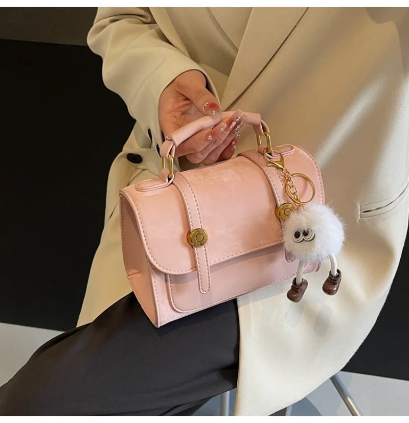 Minimalist Pink Velvet Crossbody Bag, Vintage Texture with Fluffy Accent, Versatile Everyday Purse for Work & Outings Hand Bag
Minimalist Pink Velvet Crossbody Bag, Vintage Texture with Fluffy Accent, Versatile Everyday Purse for Work & Outings Hand Bag