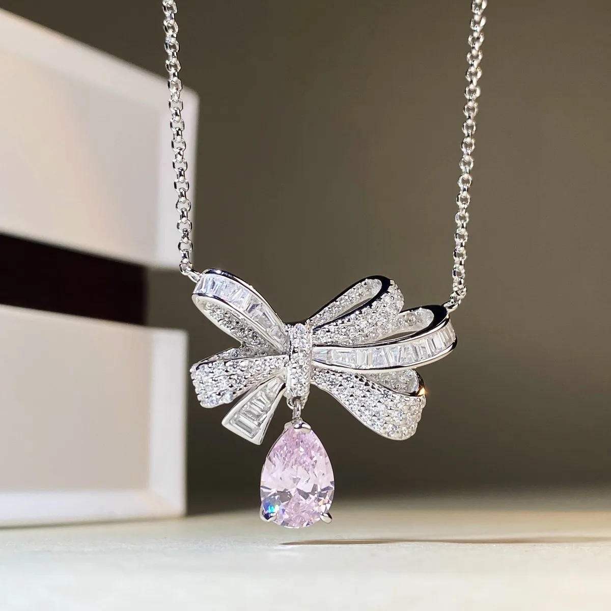 Brogan drop necklace for women, made of PT950 platinum and set with full diamonds and luxurious hued zirconia pendant.
Brogan drop necklace for women, made of PT950 platinum and set with full diamonds and luxurious hued zirconia pendant.
