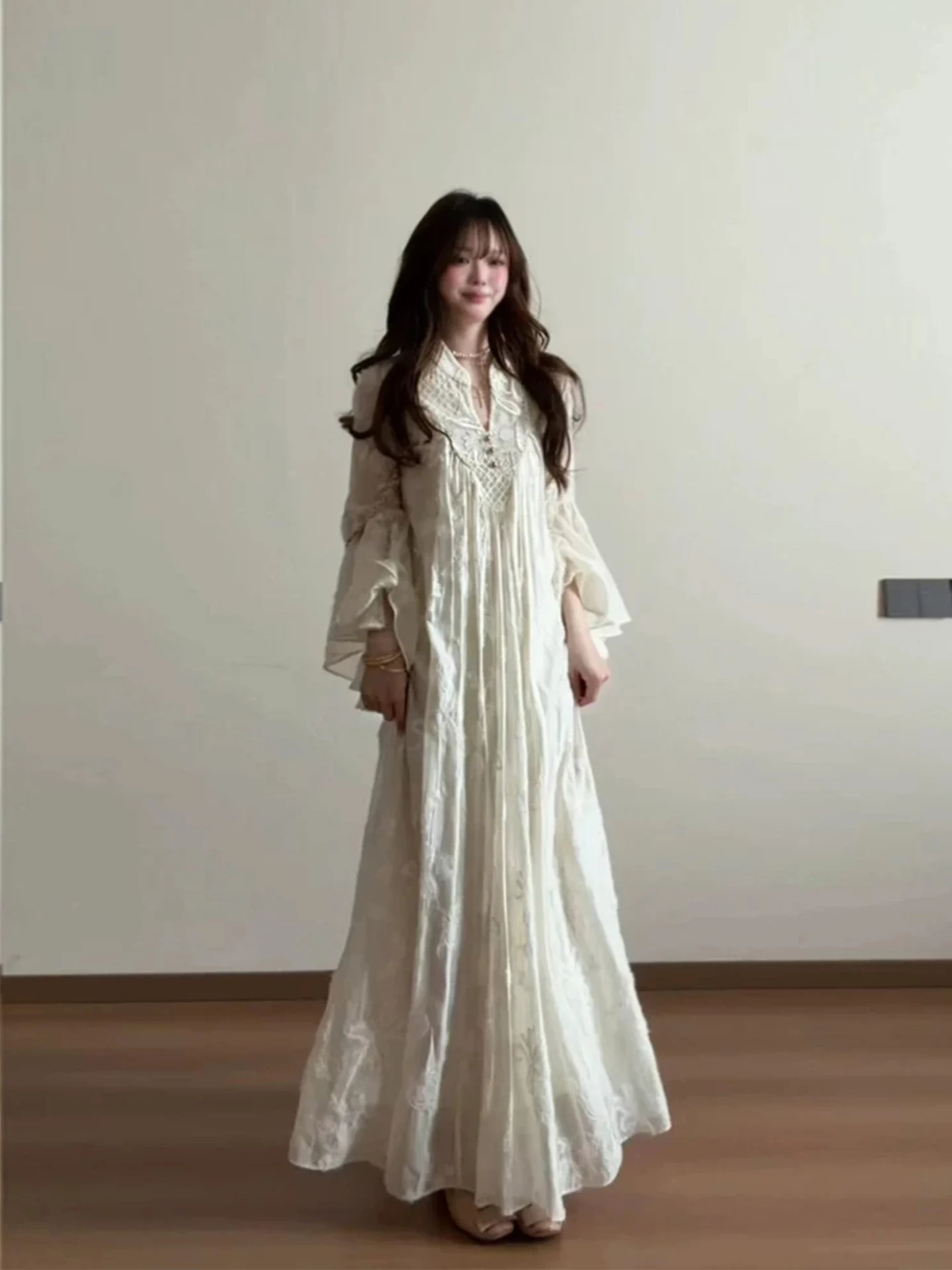 New Chinese Style Embroidered Bell Sleeve Dress Women's plus Size V Neck Slimming Long Dress Summer 2026 Casual Loose Fit
New Chinese Style Embroidered Bell Sleeve Dress Women's plus Size V Neck Slimming Long Dress Summer 2026 Casual Loose Fit