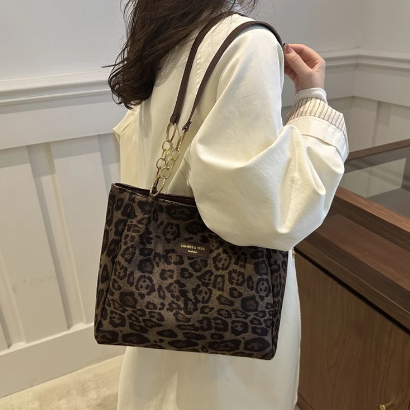 Fashion Retro Leopard Print Shoulder Bags, Large Capacity Casual Handbag for Everyday Work Versatile Bag Women CommuterTote Bag
Fashion Retro Leopard Print Shoulder Bags, Large Capacity Casual Handbag for Everyday Work Versatile Bag Women CommuterTote Bag