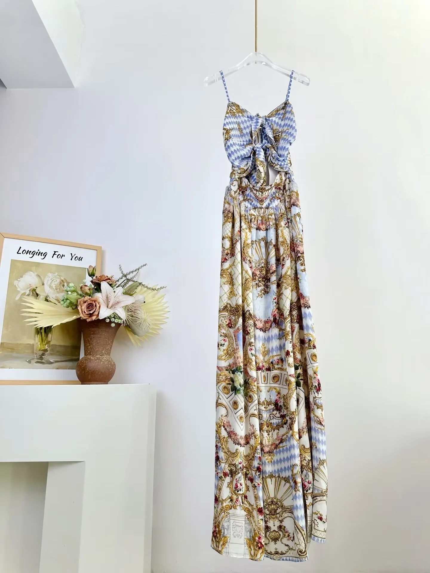 2025 New Women Retro Print Sling Robe Knot Decoration V-Neck High Waist Sleeveless Big Swing Holiday Female 100% Silk Maxi Dress
2025 New Women Retro Print Sling Robe Knot Decoration V-Neck High Waist Sleeveless Big Swing Holiday Female 100% Silk Maxi Dress