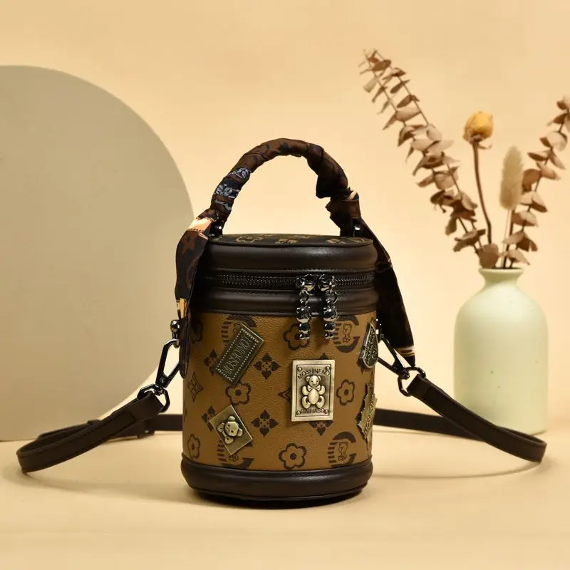 Маленькая женская сумка-ведро 2026: Новая модная трендовая сумка-мессенджер с уникальной текстурой, портативная цилиндрическая сумка для повседневного использования и деловых встреч
Маленькая женская сумка-ведро 2026: Новая модная трендовая сумка-мессенджер с уникальной текстурой, портативная цилиндрическая сумка для повседневного использования и деловых встреч