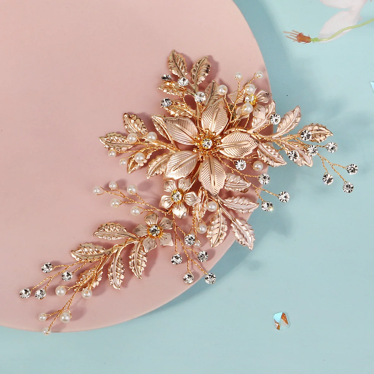 1 шт., женская заколка для волос с золотым металлическим листом и цветком ручной работы, роскошная заколка для волос с жемчугом и бисером, изысканные украшения для волос, головной убор
1 шт., женская заколка для волос с золотым металлическим листом и цветком ручной работы, роскошная заколка для волос с жемчугом и бисером, изысканные украшения для волос, головной убор