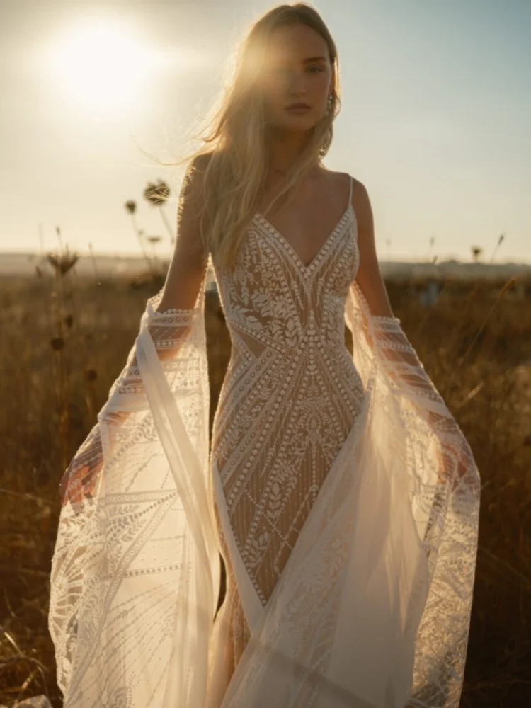 Boho Spaghetti Strap V-Neck Sheer Lace Mermaid Wedding Dress Flowy Long Bell Sleeves Bridal Gown Beach Wedding robe de mariée
Boho Spaghetti Strap V-Neck Sheer Lace Mermaid Wedding Dress Flowy Long Bell Sleeves Bridal Gown Beach Wedding robe de mariée