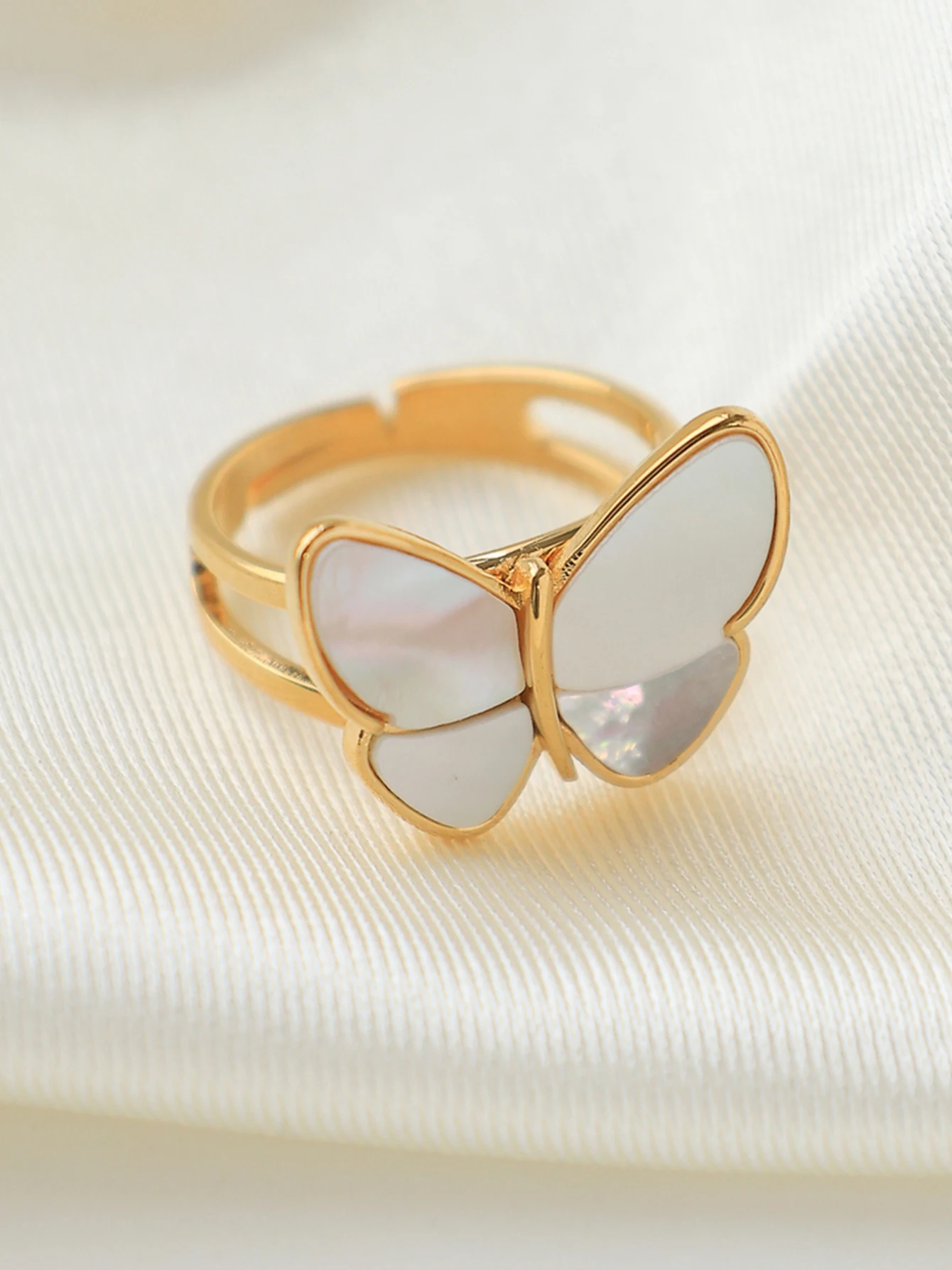18K gold-plated stainless steel open butterfly mother-of-pearl ring jewelry light luxury style female jewelry accessories
18K gold-plated stainless steel open butterfly mother-of-pearl ring jewelry light luxury style female jewelry accessories