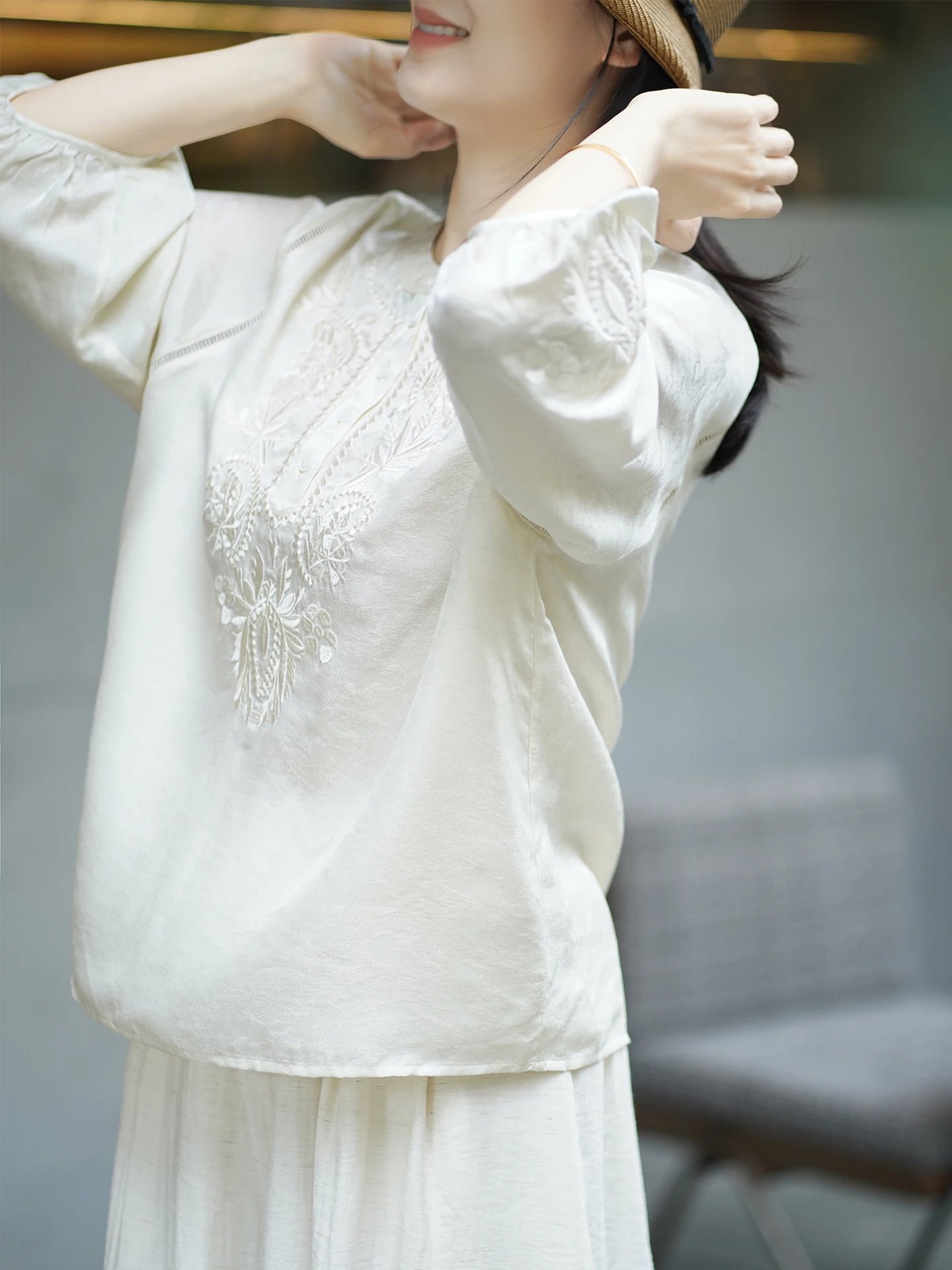 Elegant Chinese Style Silk Long Sleeve Embroidered Shirt Women's Casual Lightweight Stand Collar Spring Summer Top
Elegant Chinese Style Silk Long Sleeve Embroidered Shirt Women's Casual Lightweight Stand Collar Spring Summer Top