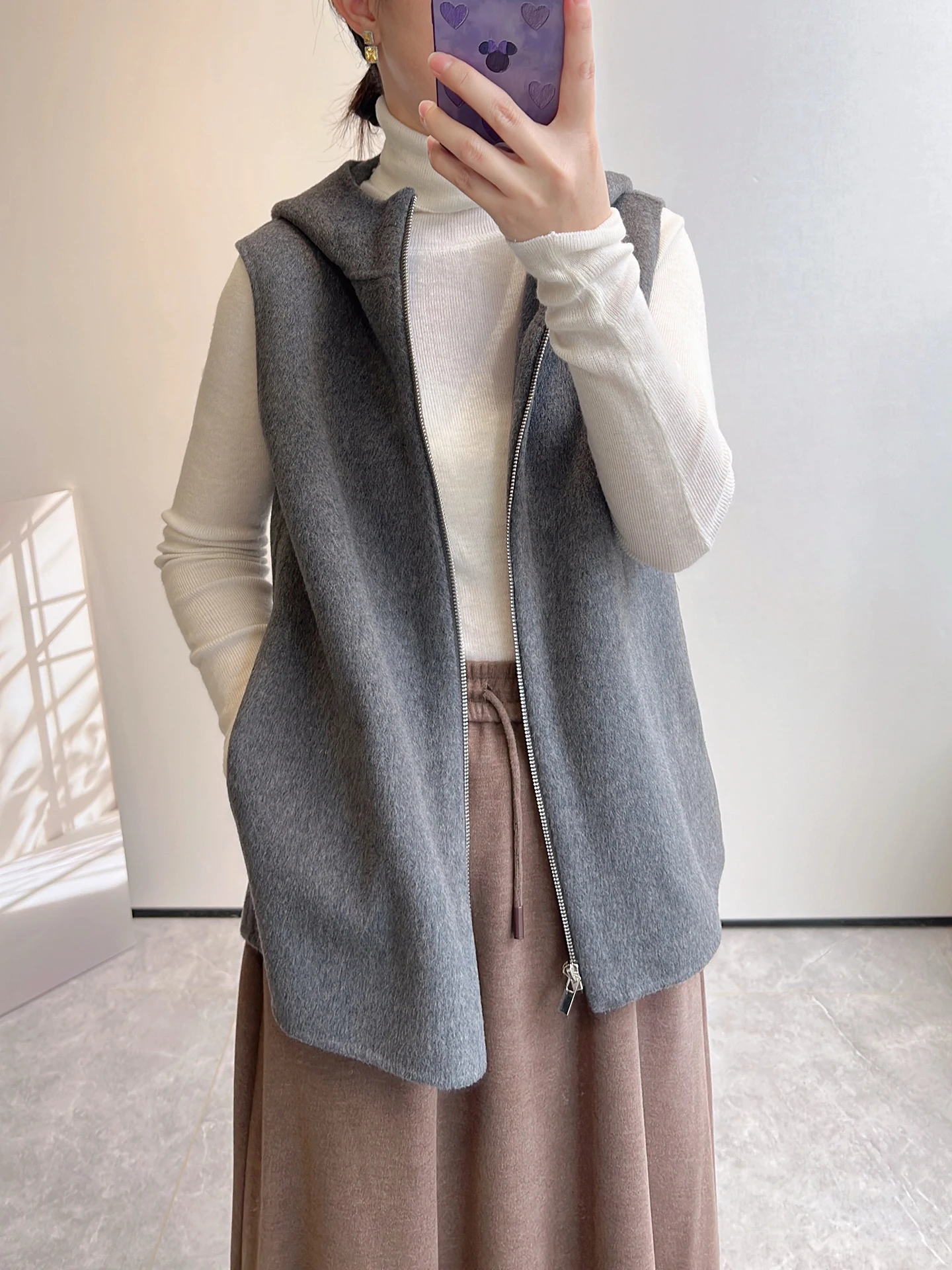 Элегантный шерстяной двусторонний жилет с капюшоном для осени и зимы, для многослойных образов, простой и стильный, для повседневной носки
Элегантный шерстяной двусторонний жилет с капюшоном для осени и зимы, для многослойных образов, простой и стильный, для повседневной носки