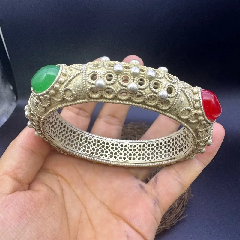 Vintage Ethnic Miao Silver Bangle Inlaid Gemstones, Collectible Tibetan Silver Craft Jewelry Ornament
Vintage Ethnic Miao Silver Bangle Inlaid Gemstones, Collectible Tibetan Silver Craft Jewelry Ornament