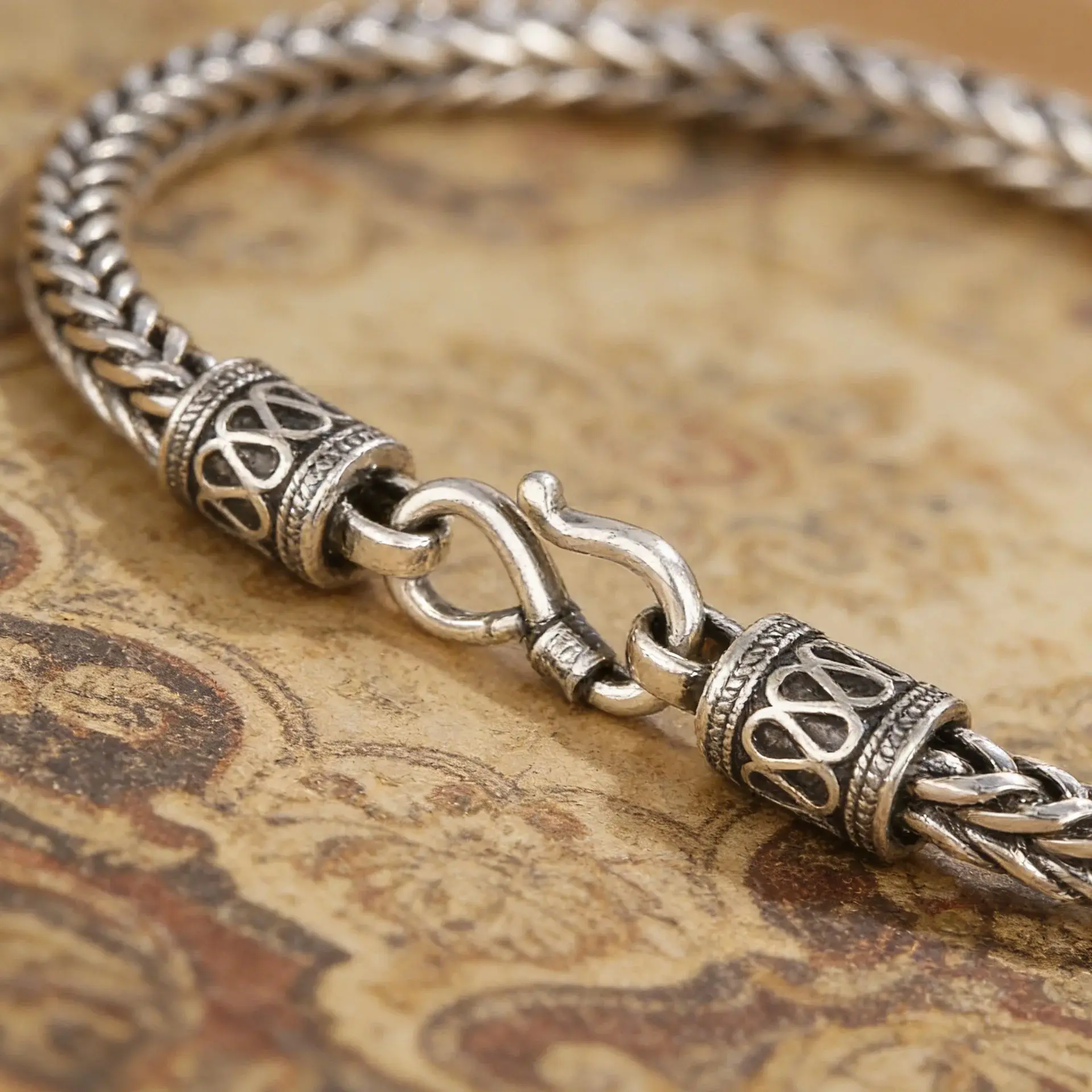 Vintage Rope Side Chain Bracelet High Quality Fashion Jewelry for Women And Men Suitable for Wedding Engagement Party Gifts
Vintage Rope Side Chain Bracelet High Quality Fashion Jewelry for Women And Men Suitable for Wedding Engagement Party Gifts