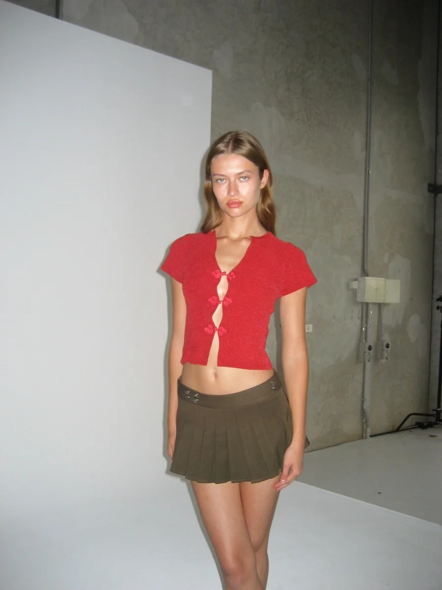 Red ort Sve T-irt Chinese Sle Button Design Knitted Sweater Spicy Girl Dyed to Order Retro Red Sweet Sle Slim Fit
Red ort Sve T-irt Chinese Sle Button Design Knitted Sweater Spicy Girl Dyed to Order Retro Red Sweet Sle Slim Fit