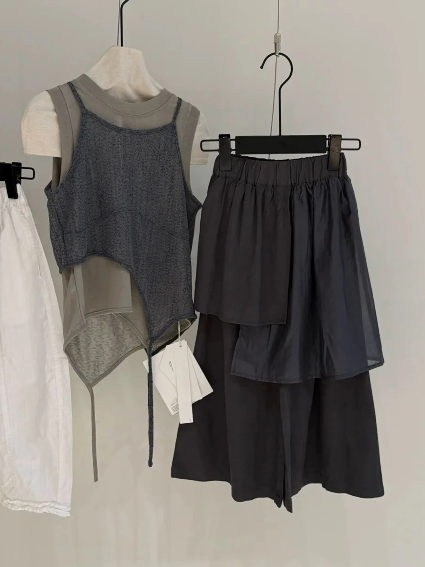 Girls Casual Summer Outfit Two-Piece Set Wide Leg Pants Vest Trendy Children's Clothing Set for Ages 2-14 Kids Fashion
Girls Casual Summer Outfit Two-Piece Set Wide Leg Pants Vest Trendy Children's Clothing Set for Ages 2-14 Kids Fashion