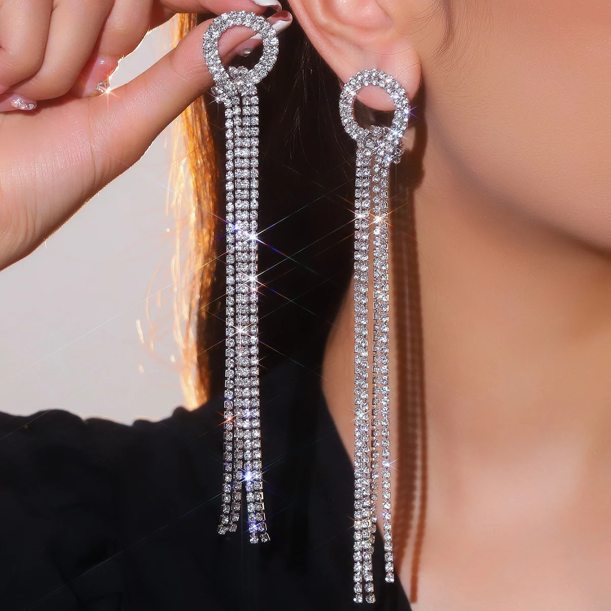 Fashion light luxury silver-colored diamonds twisted tassel long earrings female niche creative temperament versatile earrings
Fashion light luxury silver-colored diamonds twisted tassel long earrings female niche creative temperament versatile earrings