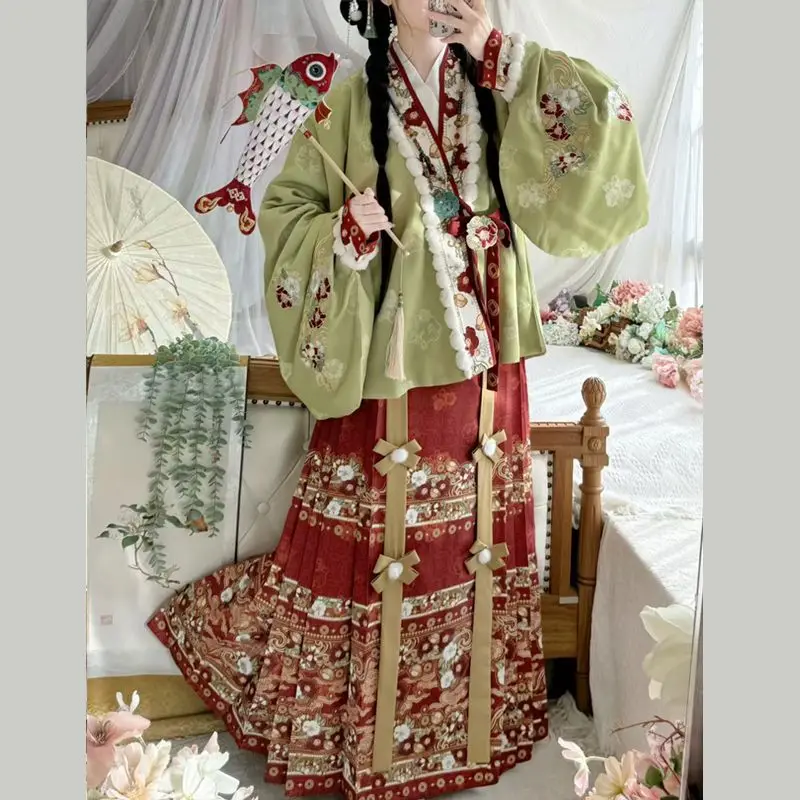 Original Hanfu female Ming Dynasty style lined jacket with pipa sleeves and horse face skirt
Original Hanfu female Ming Dynasty style lined jacket with pipa sleeves and horse face skirt