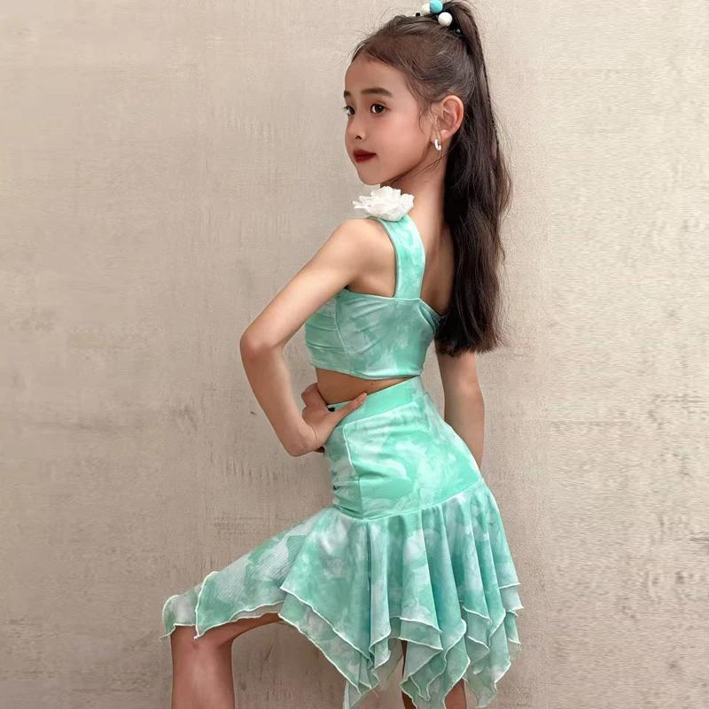 New advanced Latin dance girls' professional performance dress, mint green printed flower Latin dance dress, two-piece set
New advanced Latin dance girls' professional performance dress, mint green printed flower Latin dance dress, two-piece set