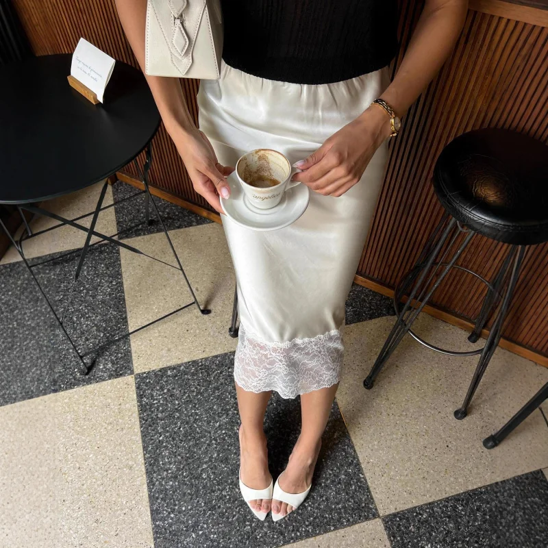 Кружевное лоскутное женское платье 2025Лето Новая однотонная атласная юбка-миди с кружевной отделкой
Кружевное лоскутное женское платье 2025Лето Новая однотонная атласная юбка-миди с кружевной отделкой