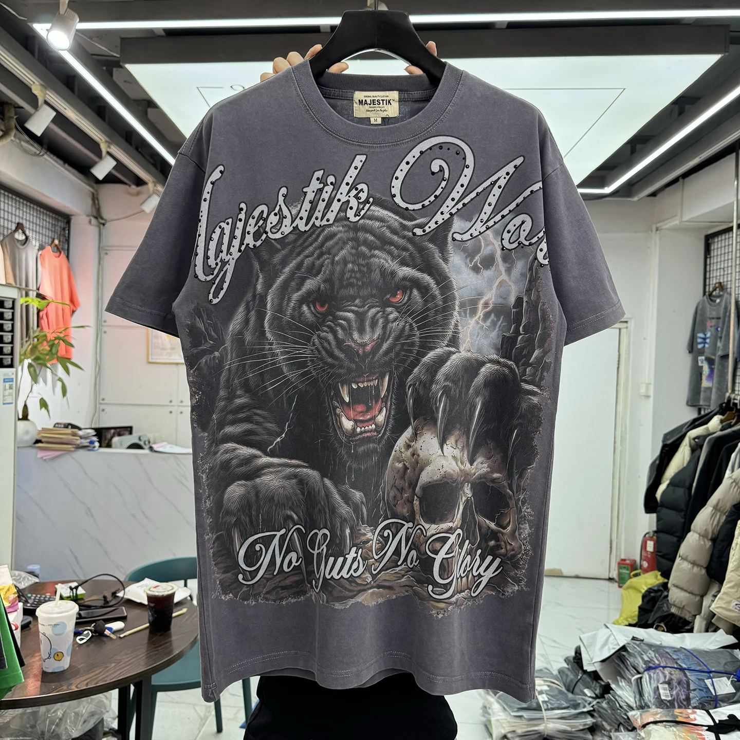 Retro Washed Loose Hip Hop Short Sleeve T-Shirt with Print of Fierce Animal Pattern And Rhinestones High Street Style Cotton Top
Retro Washed Loose Hip Hop Short Sleeve T-Shirt with Print of Fierce Animal Pattern And Rhinestones High Street Style Cotton Top