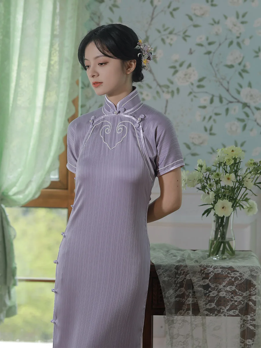 Летнее платье с длинными рукавами, двойным воротником, без пояса, с белым цветочным узором, подчеркивающим фигуру, для повседневной носки
Летнее платье с длинными рукавами, двойным воротником, без пояса, с белым цветочным узором, подчеркивающим фигуру, для повседневной носки