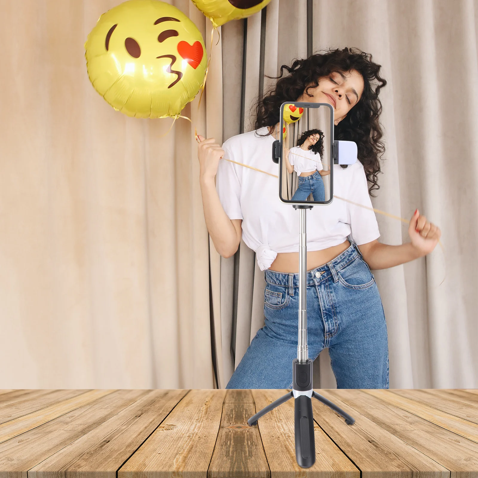 1Pcs Selfie Tripod Phone Holder Stable Bracket Lightweight Portable Live Streaming Tripod Stand Black
1Pcs Selfie Tripod Phone Holder Stable Bracket Lightweight Portable Live Streaming Tripod Stand Black